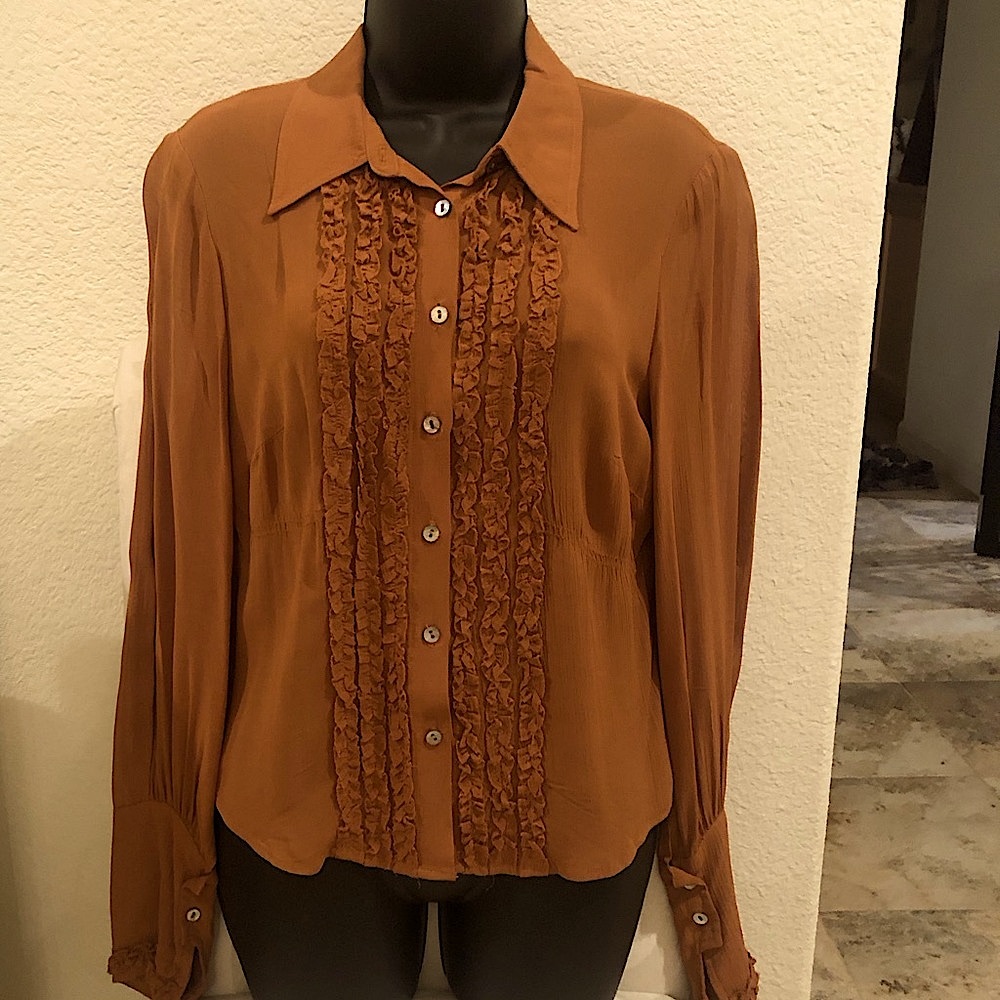 BEBE RUST colored BLOUSE w/FRONT RUFFLES